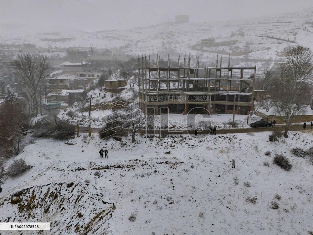 Rare heavy snowfall in Damascus