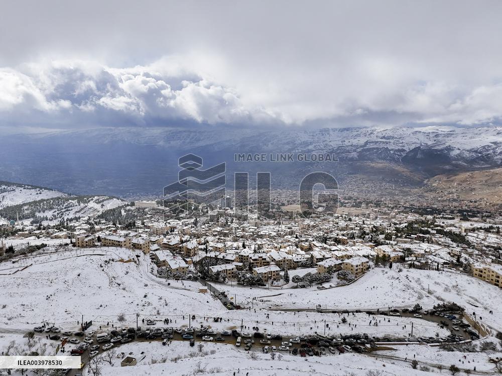 Rare heavy snowfall in Damascus