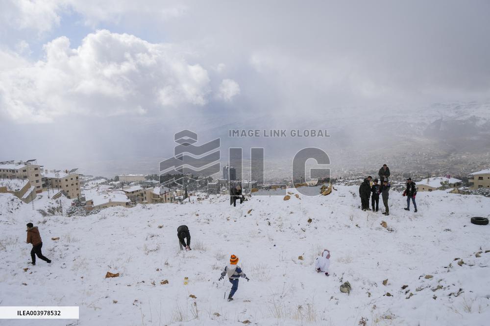 Rare heavy snowfall in Damascus