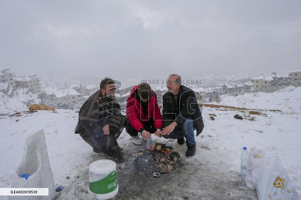 Rare heavy snowfall in Damascus