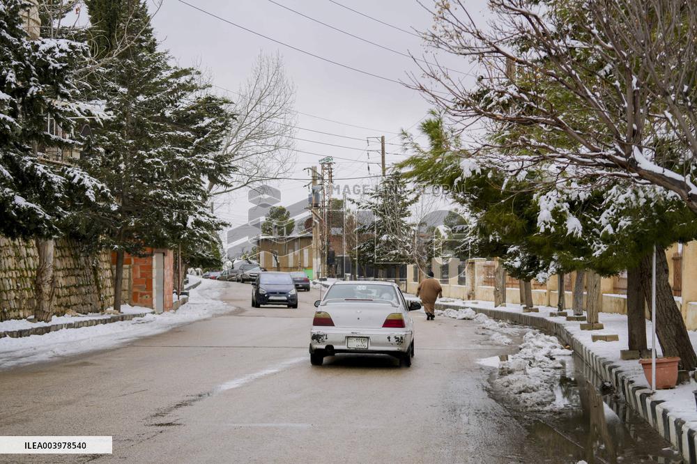 Rare heavy snowfall in Damascus