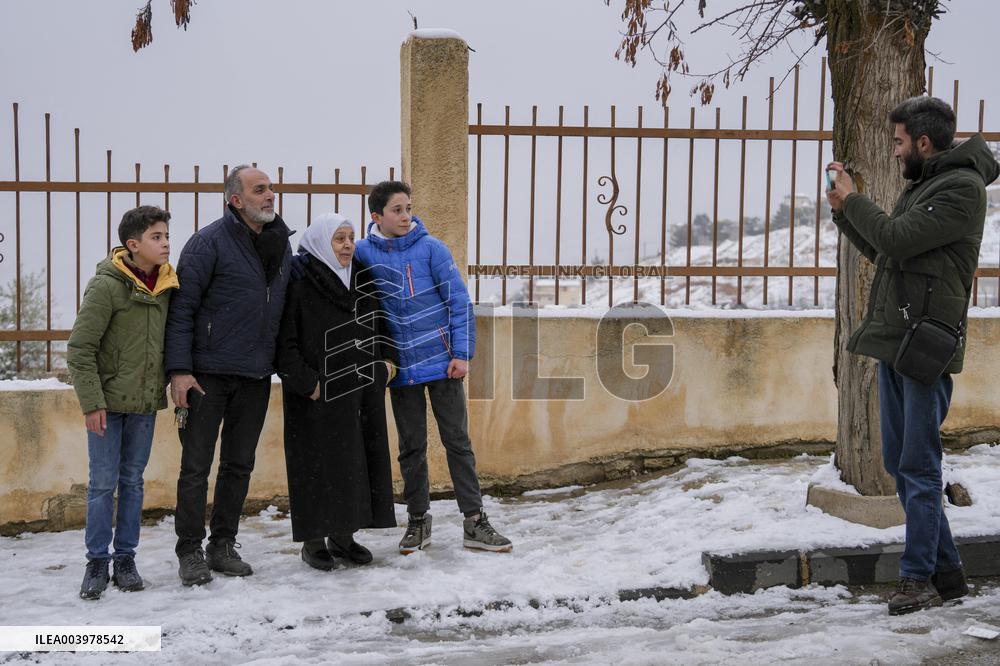 Rare heavy snowfall in Damascus