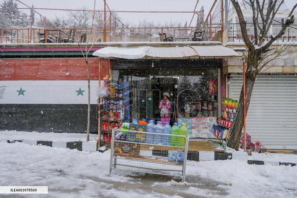 Rare heavy snowfall in Damascus