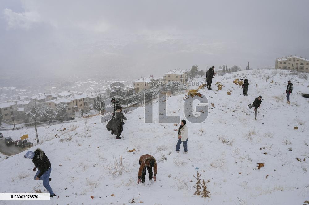 Rare heavy snowfall in Damascus