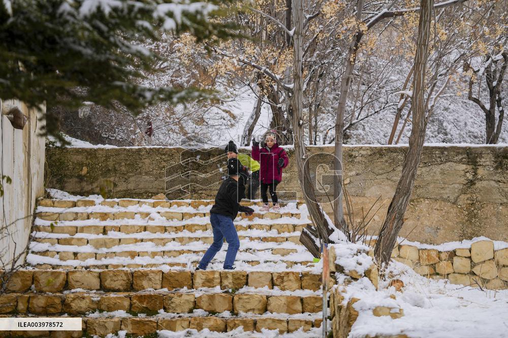 Rare heavy snowfall in Damascus
