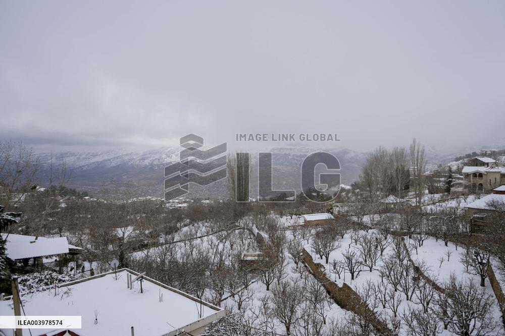 Rare heavy snowfall in Damascus