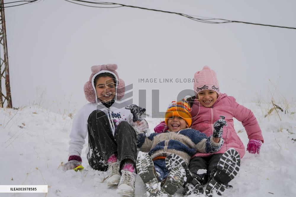 Rare heavy snowfall in Damascus