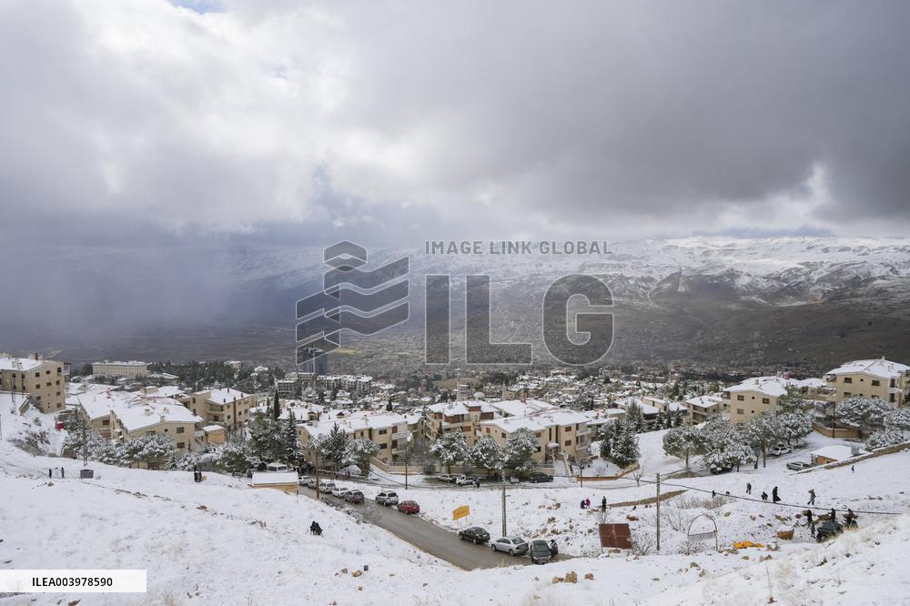 Rare heavy snowfall in Damascus