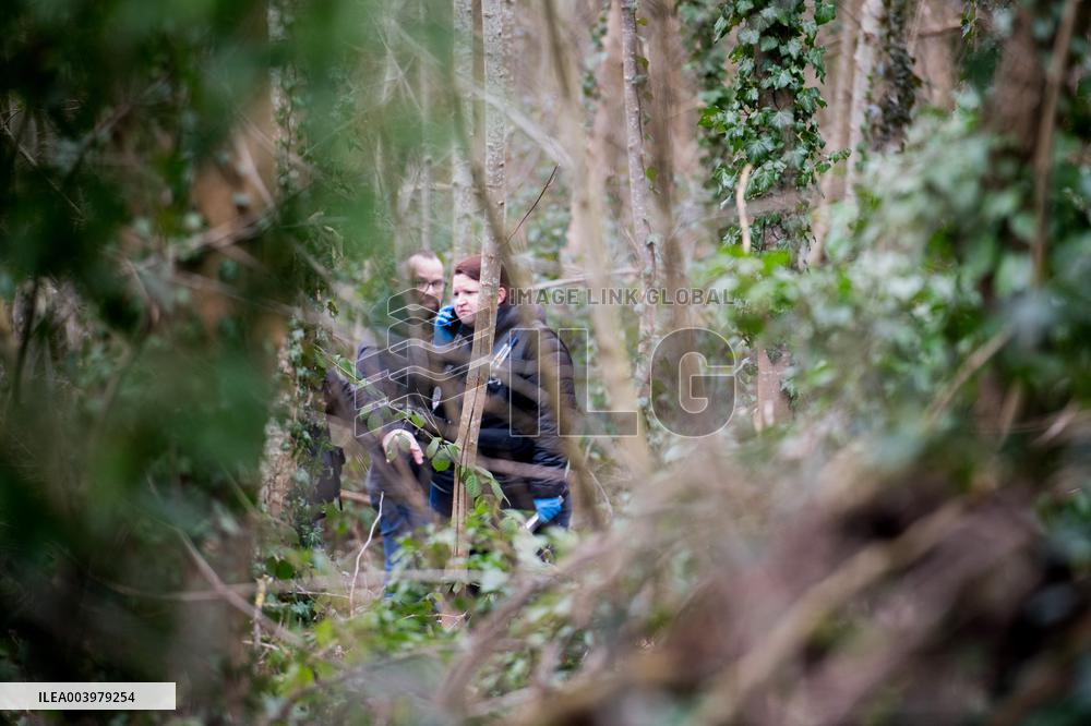 Schoolgirl Found Dead In A Wood - Essonne