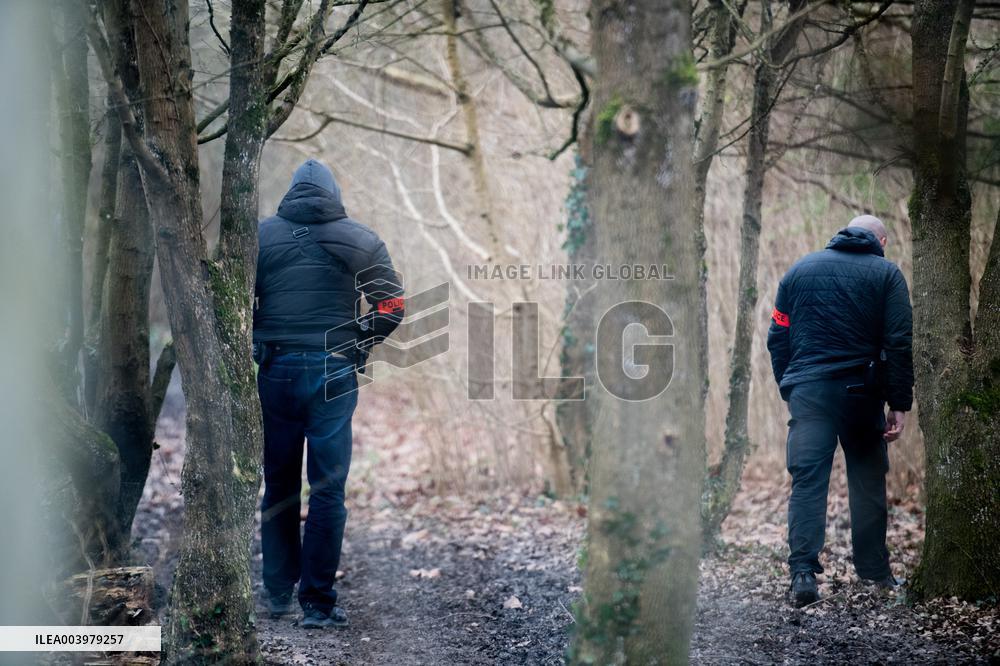 Schoolgirl Found Dead In A Wood - Essonne