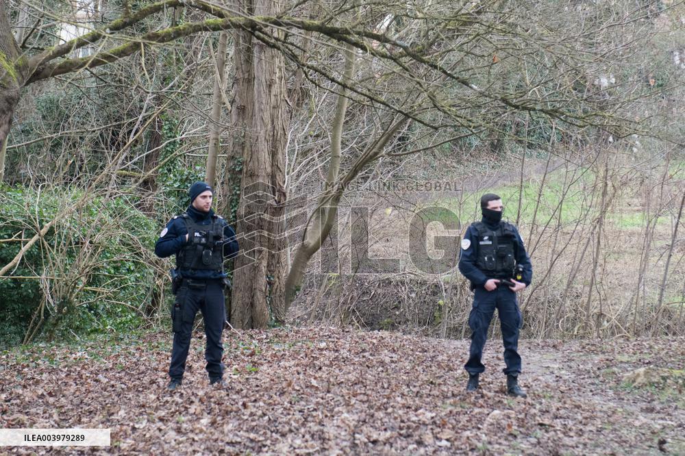 Schoolgirl Found Dead In A Wood - Essonne