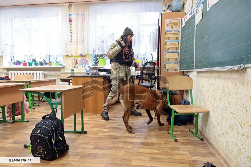 Evacuation of children and search for explosives in school of Vyshneve