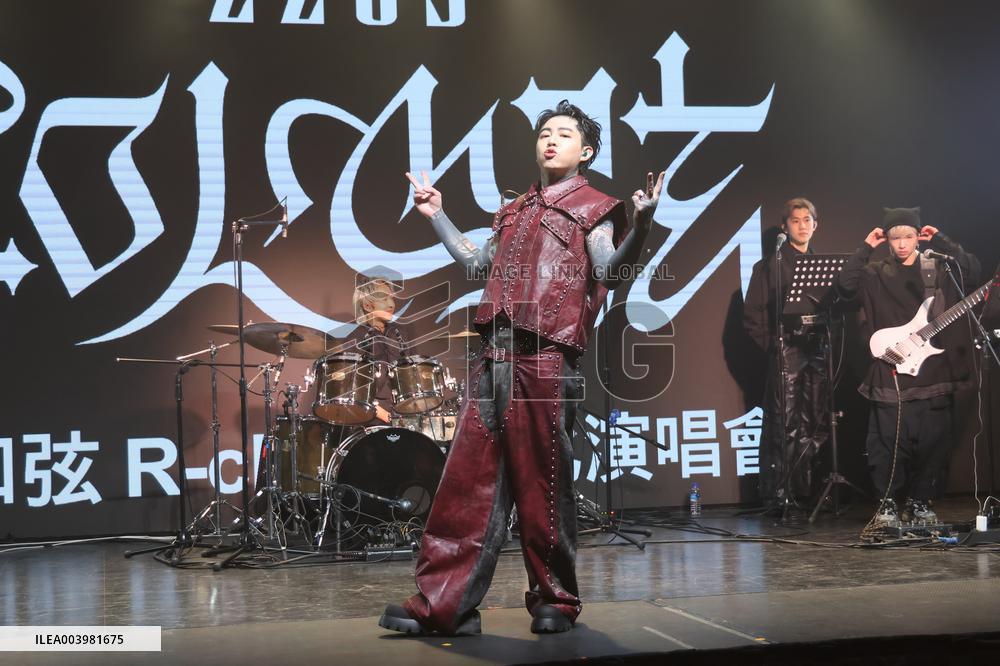 Taiwanese Singer R chord