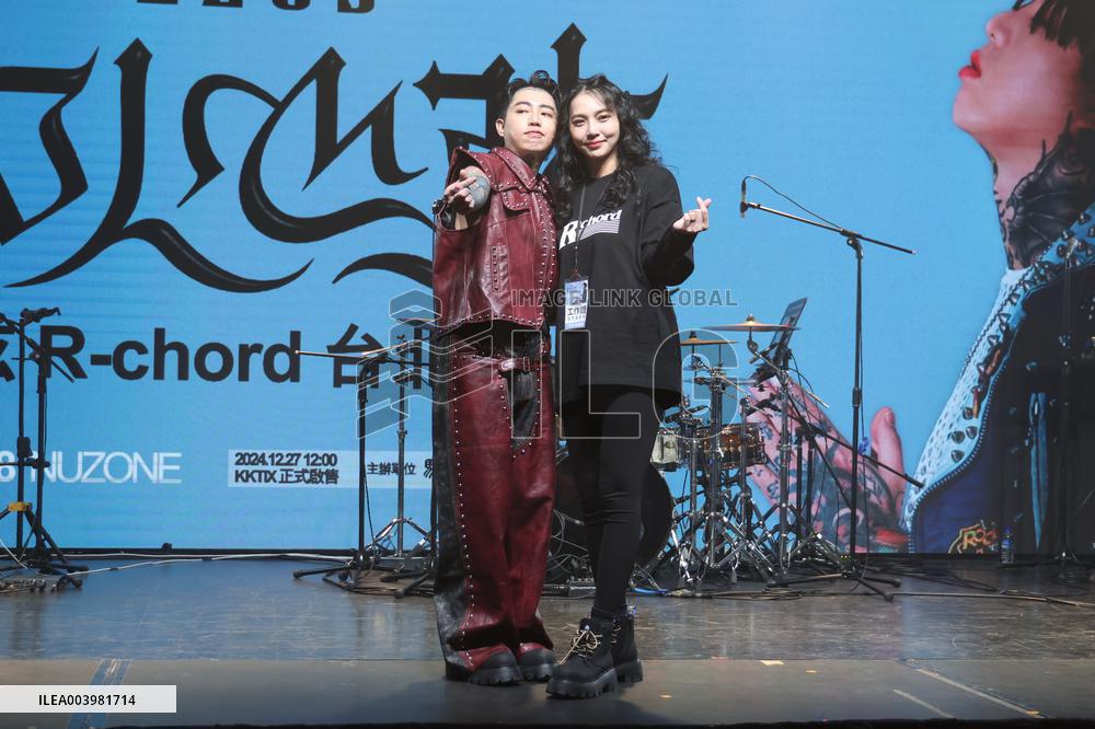 Taiwanese Singer R chord