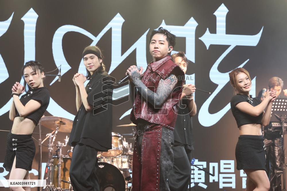 Taiwanese Singer R chord