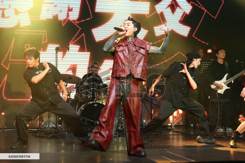 Taiwanese Singer R chord