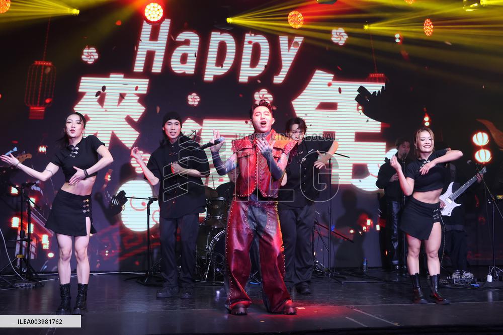 Taiwanese Singer R chord