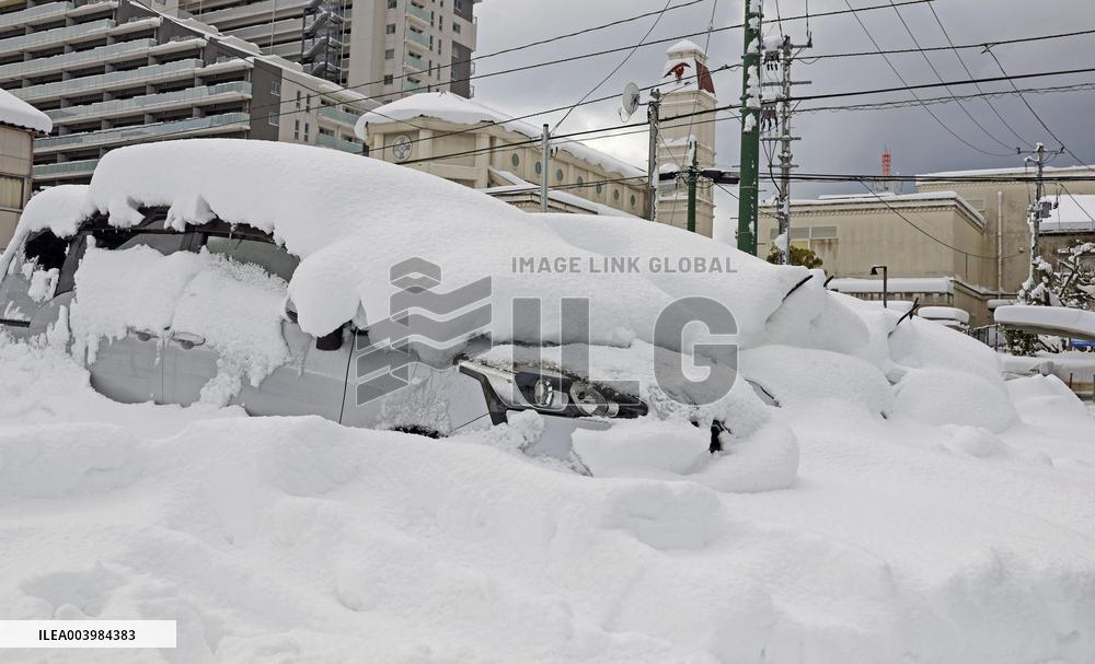 Heavy snowfall in Japan