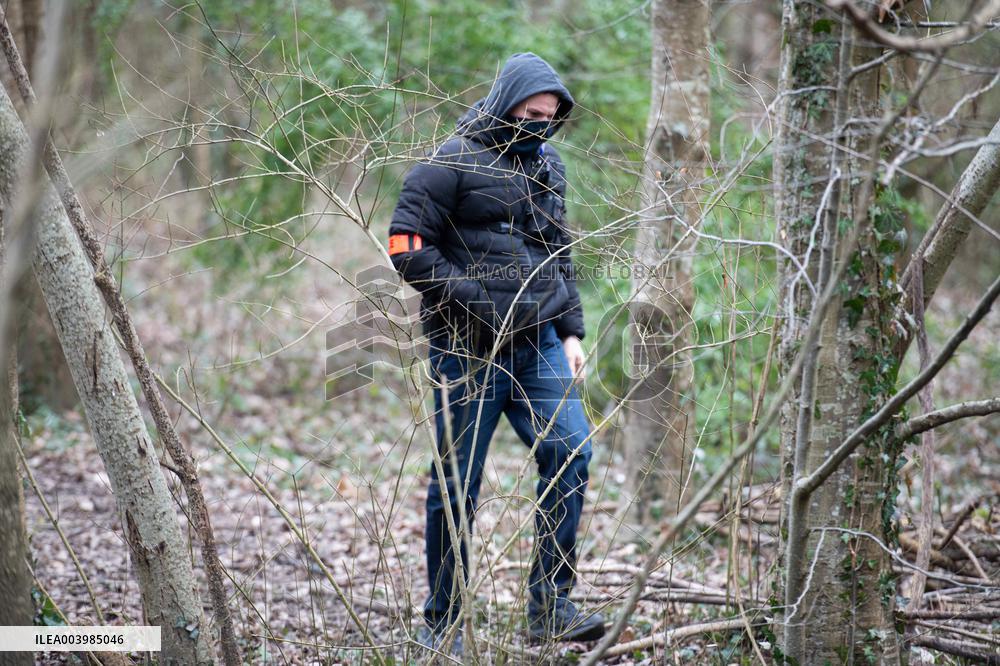 Schoolgirl Found Dead In A Wood - Essonne