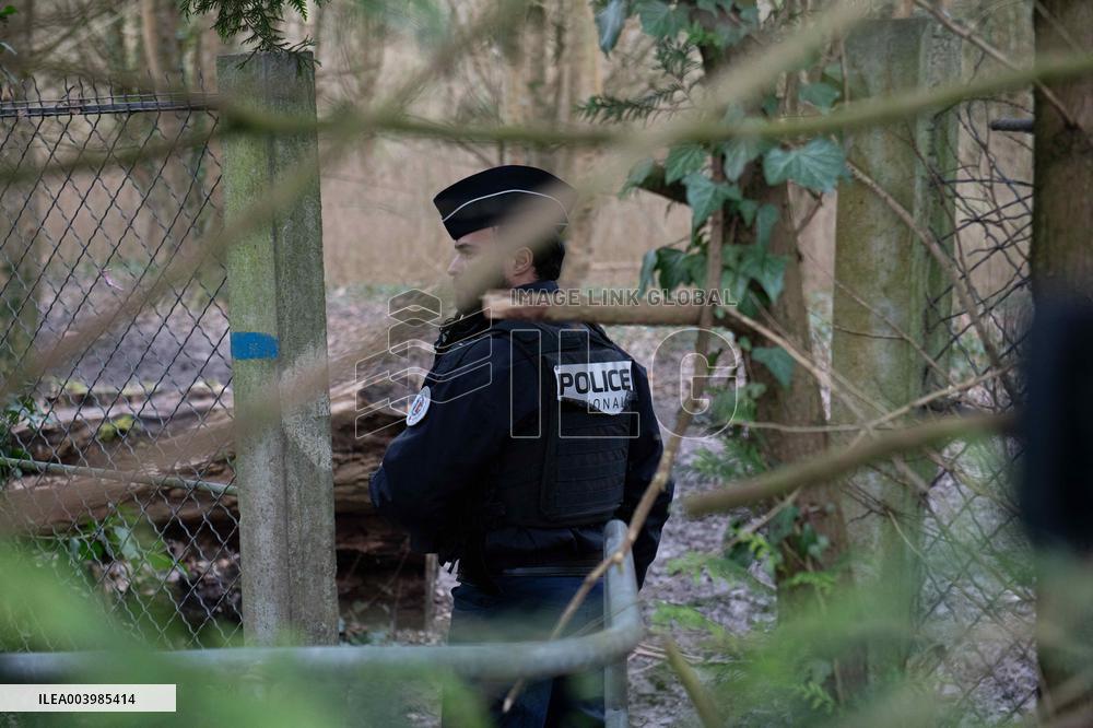 Schoolgirl Found Dead In A Wood - Essonne