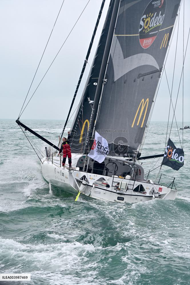 Violette Dorange, Youngest Ever Skipper Completes Vendee Globe