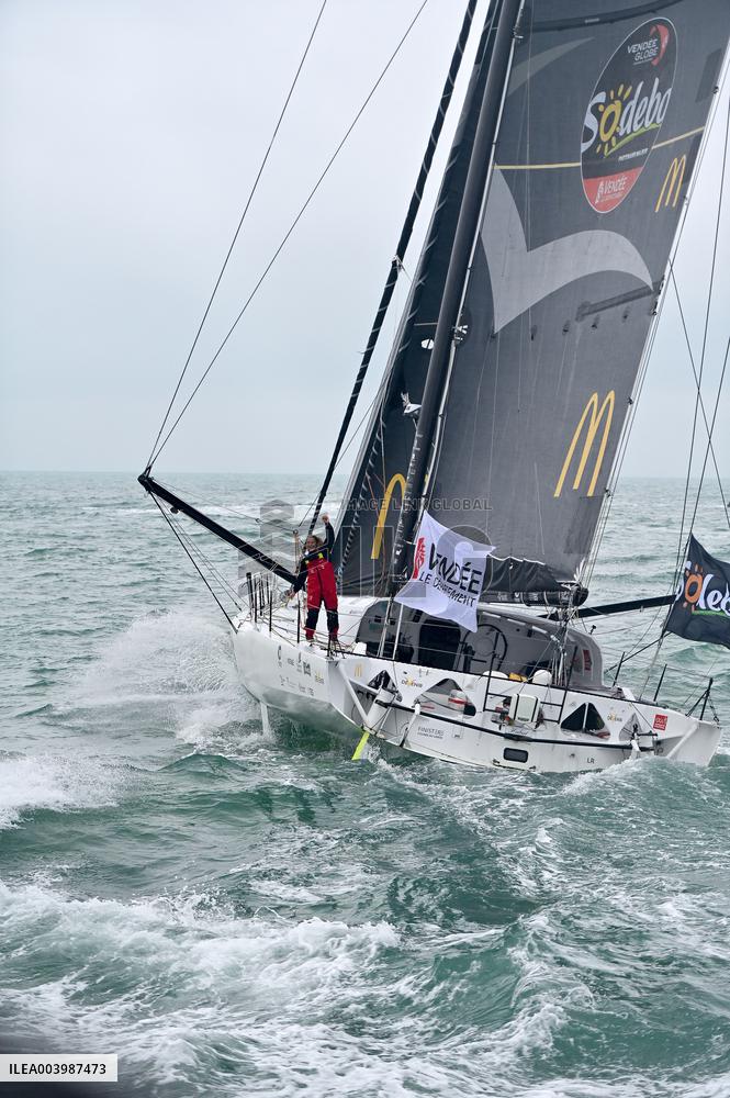 Violette Dorange, Youngest Ever Skipper Completes Vendee Globe