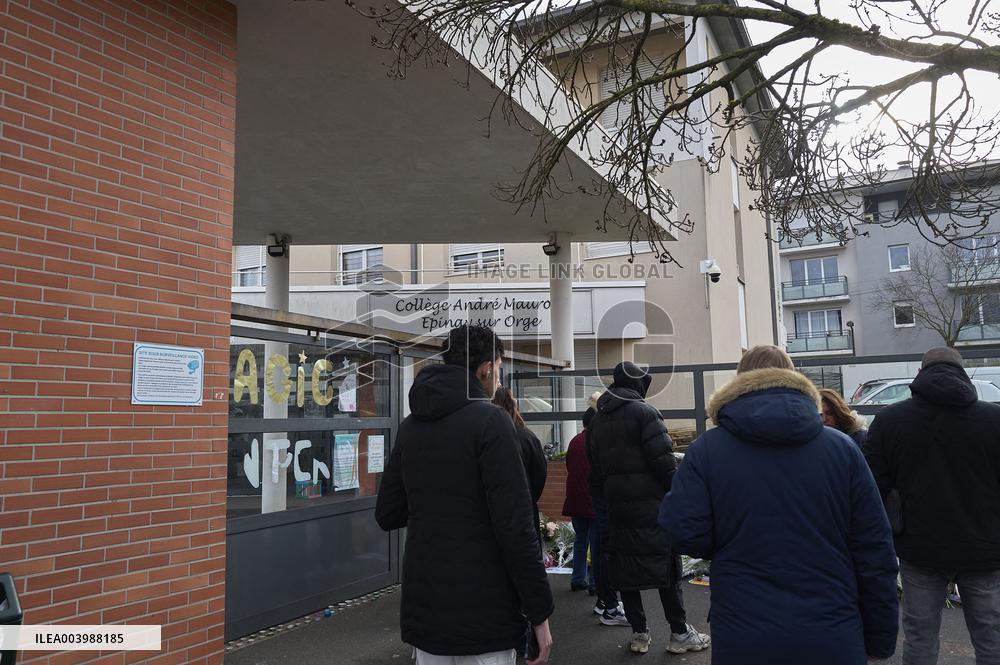 Pay Tribute To Louise, Schoolgirl Found Dead In A Wood - Essonne