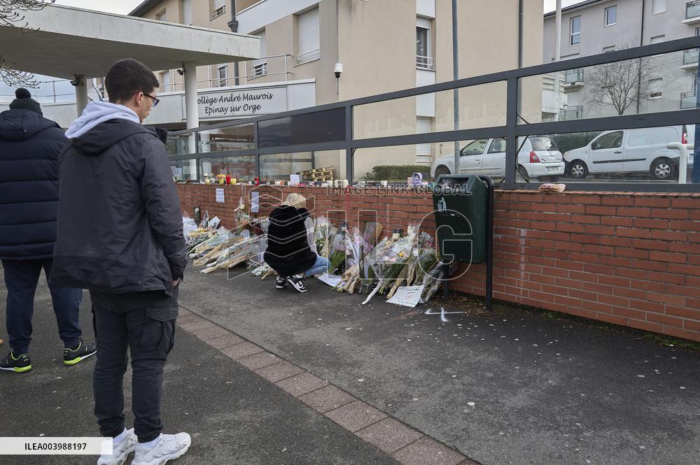 Pay Tribute To Louise, Schoolgirl Found Dead In A Wood - Essonne