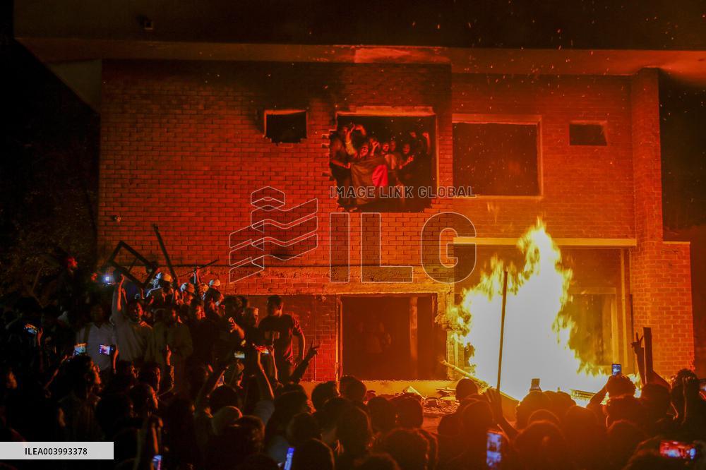 Protesters Set Fire To Ex-Bangladesh PM's Family Home - Dhaka