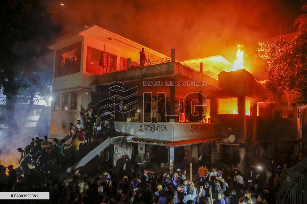 Protesters Set Fire To Ex-Bangladesh PM's Family Home - Dhaka
