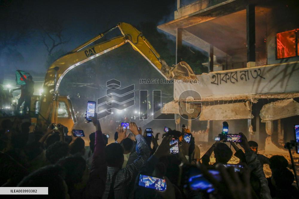 Protesters Set Fire To Ex-Bangladesh PM's Family Home - Dhaka