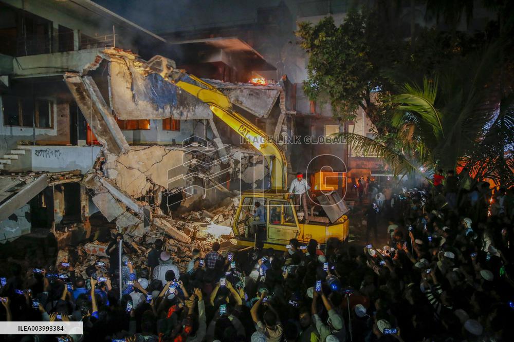 Protesters Set Fire To Ex-Bangladesh PM's Family Home - Dhaka