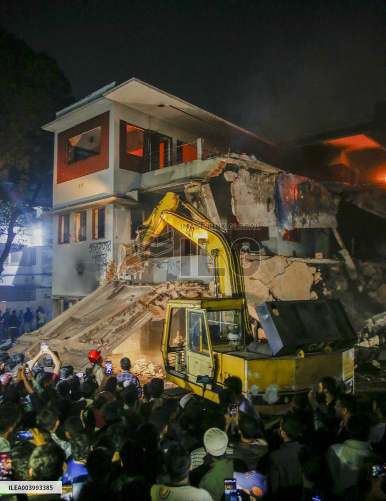 Protesters Set Fire To Ex-Bangladesh PM's Family Home - Dhaka