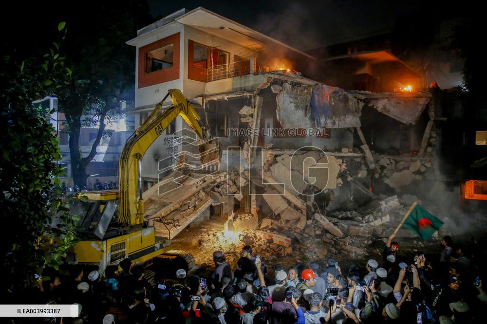 Protesters Set Fire To Ex-Bangladesh PM's Family Home - Dhaka
