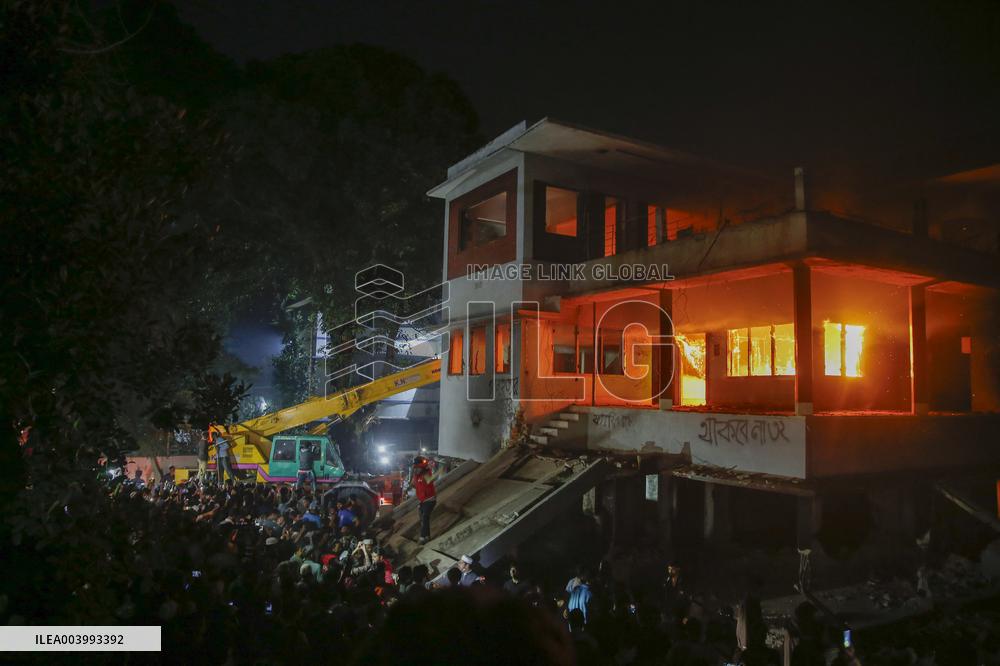 Protesters Set Fire To Ex-Bangladesh PM's Family Home - Dhaka