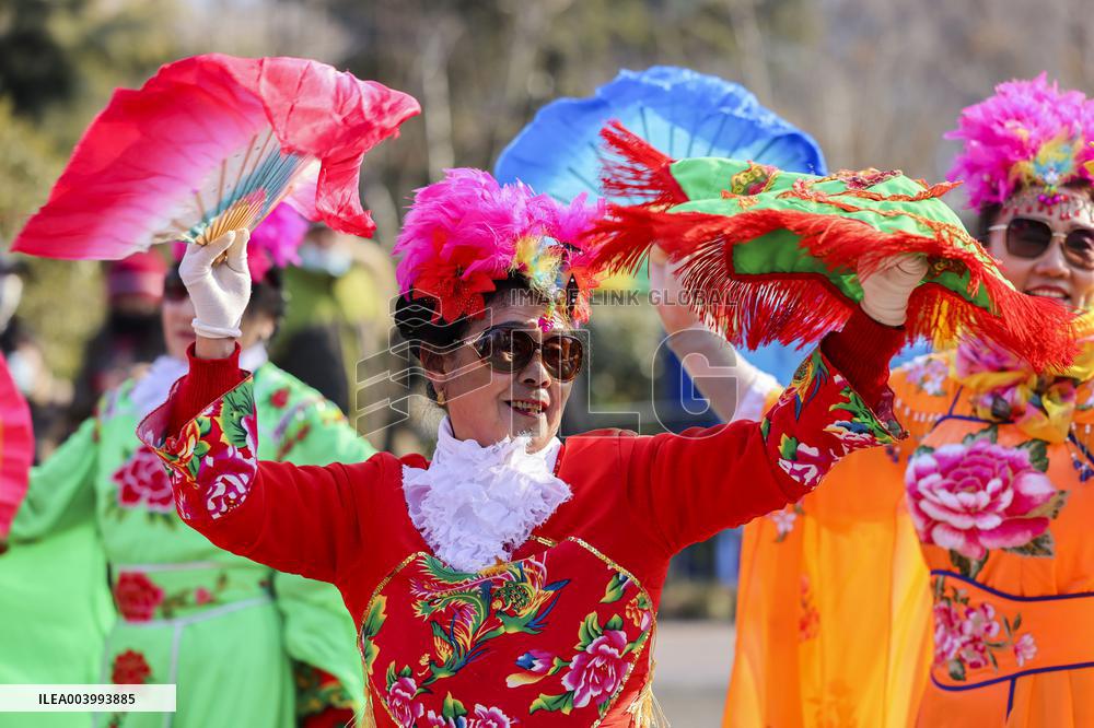 Yangko Dance Celebrate Lantern Festival in Qingdao