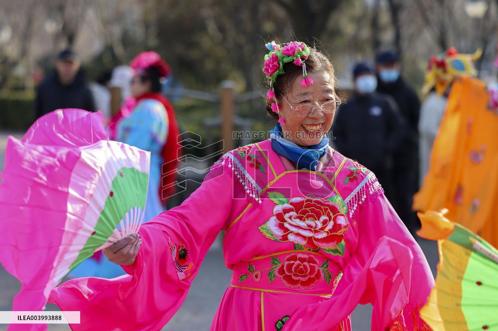 Yangko Dance Celebrate Lantern Festival in Qingdao