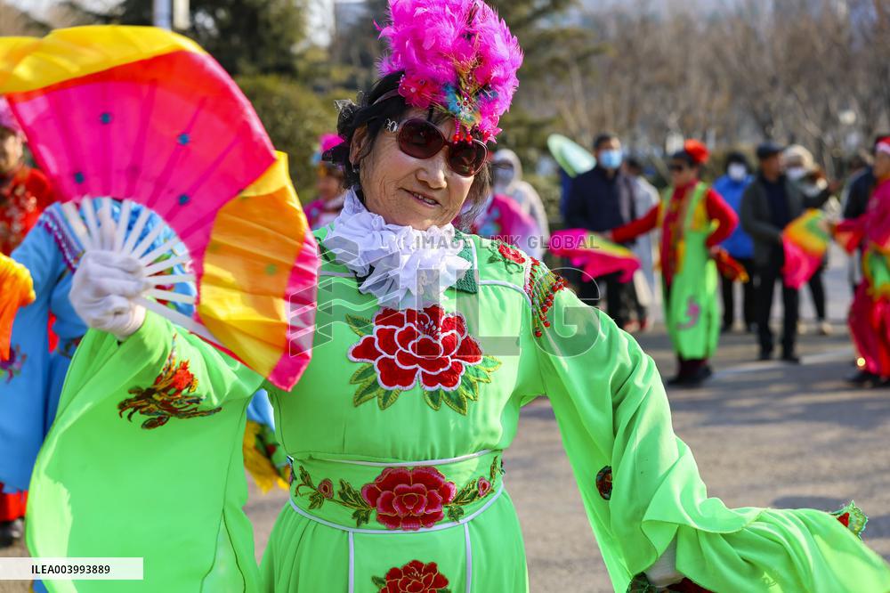 Yangko Dance Celebrate Lantern Festival in Qingdao