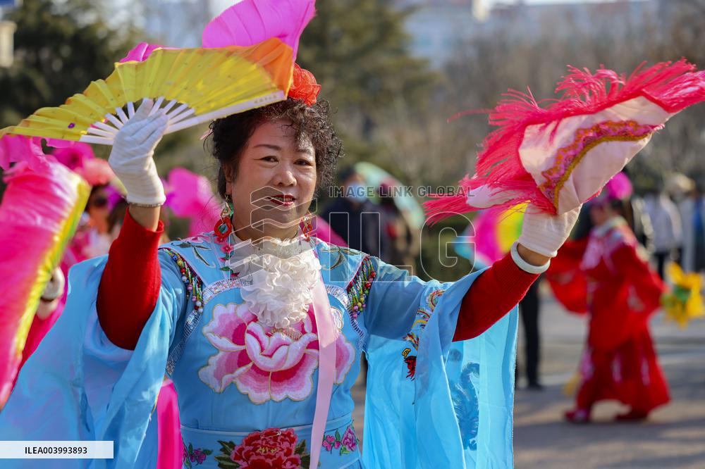 Yangko Dance Celebrate Lantern Festival in Qingdao