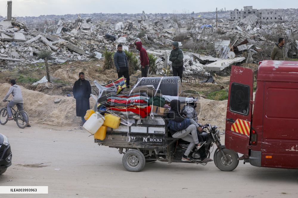 Return Of Displaced People To Gaza City Continue