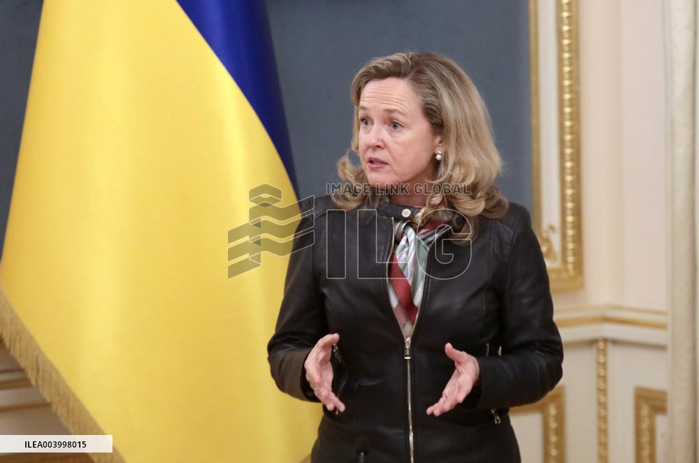 Volodymyr Zelenskyy and Nadia Calvino speak to press in Kyiv