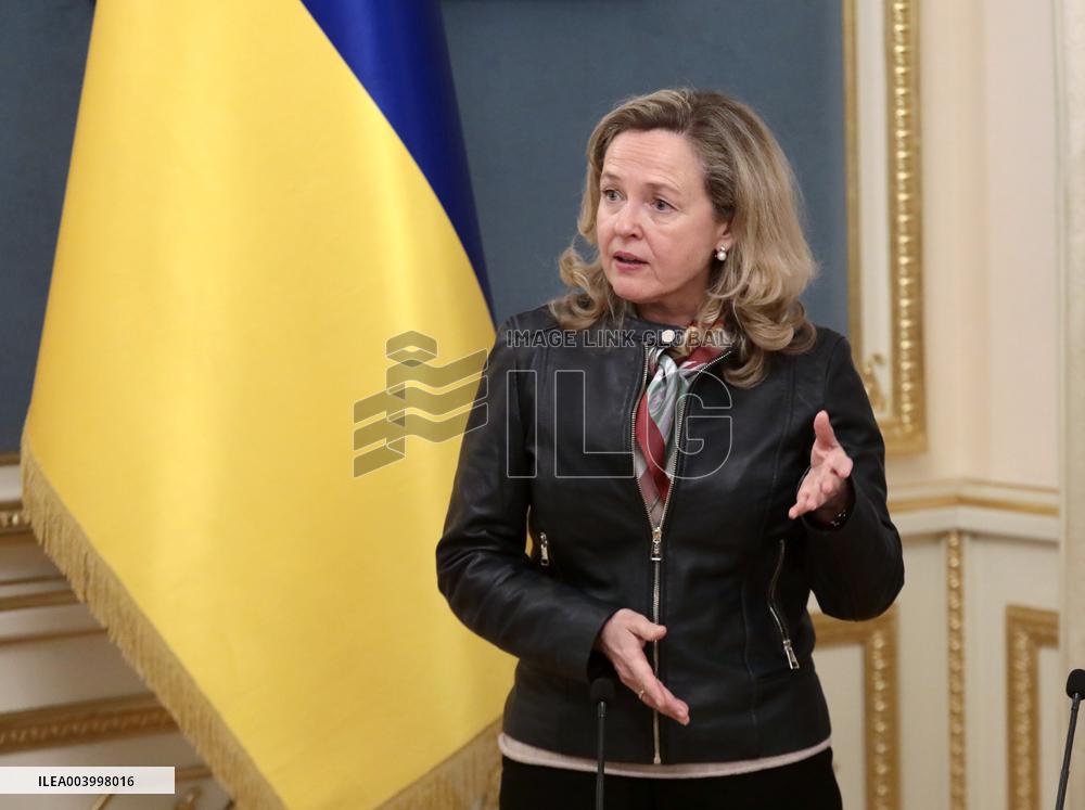 Volodymyr Zelenskyy and Nadia Calvino speak to press in Kyiv