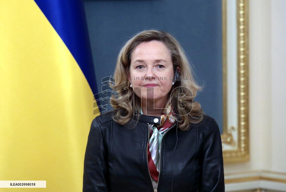 Volodymyr Zelenskyy and Nadia Calvino speak to press in Kyiv