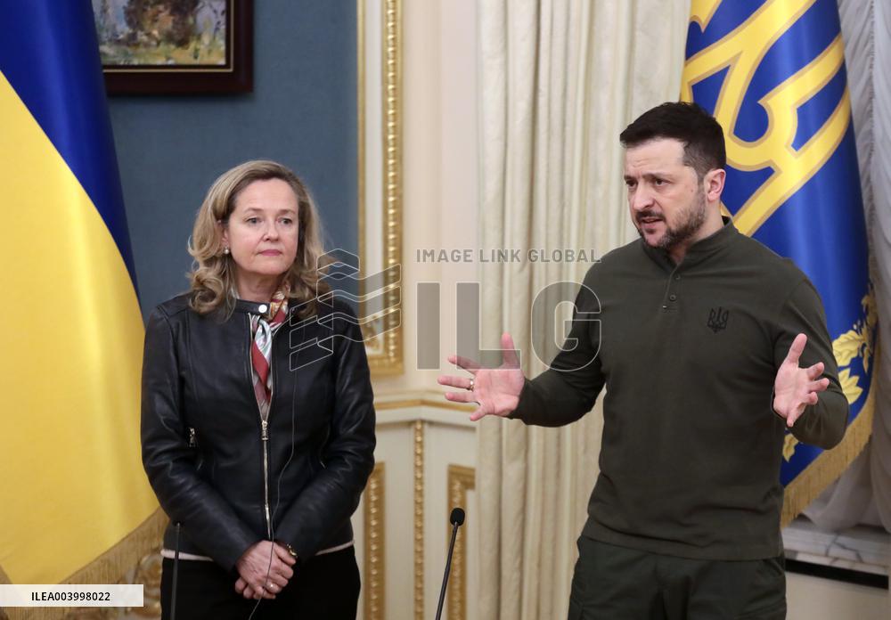 Volodymyr Zelenskyy and Nadia Calvino speak to press in Kyiv