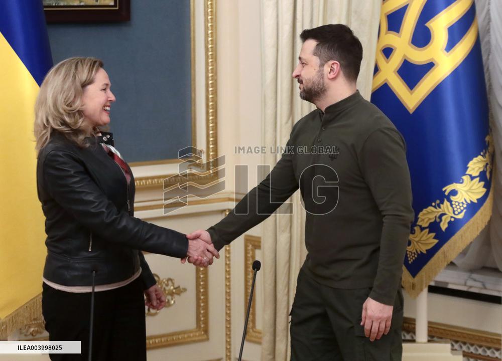 Volodymyr Zelenskyy and Nadia Calvino speak to press in Kyiv