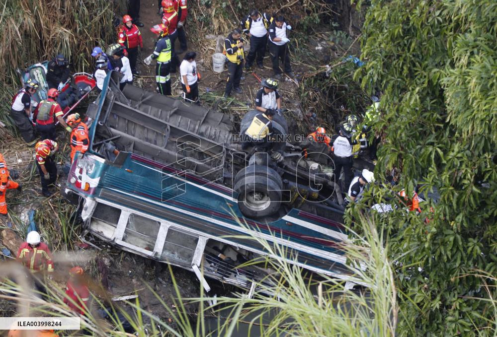 At Least 52 Dead in A Terrible Bus Crash - Guatemala