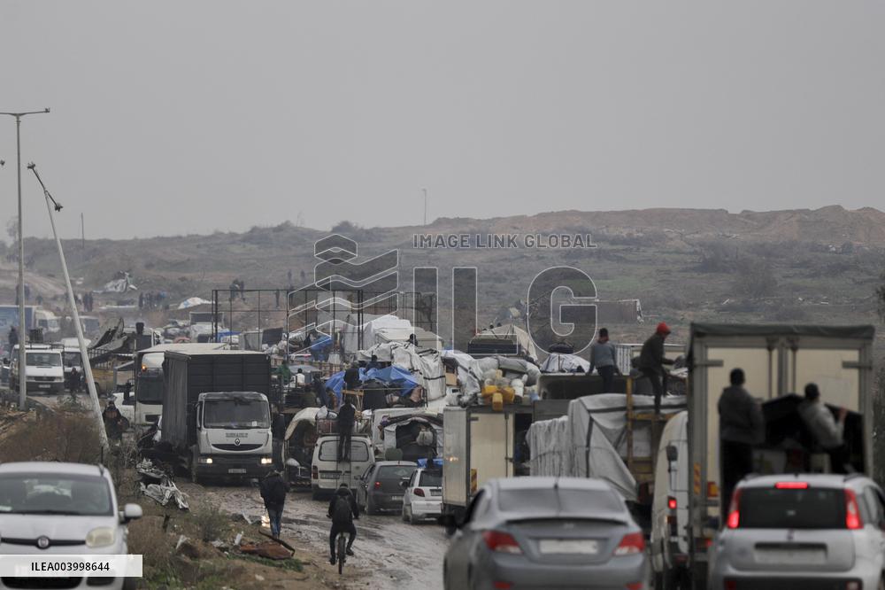 Displaced Palestinians Cross the Netzarim Corridor - Gaza