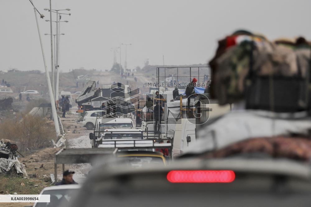 Displaced Palestinians Cross the Netzarim Corridor - Gaza