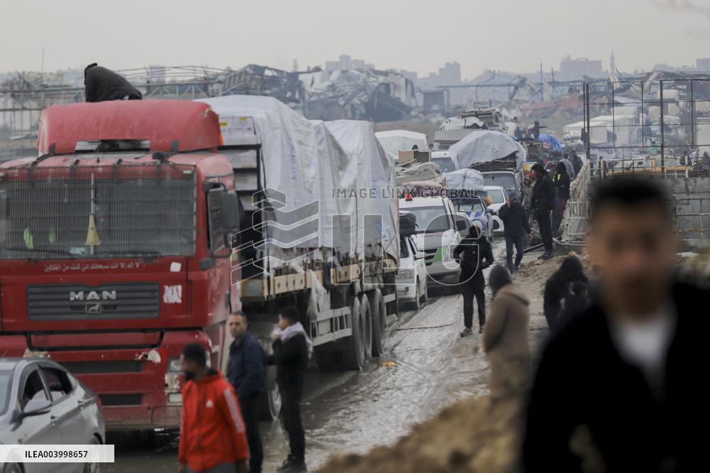 Displaced Palestinians Cross the Netzarim Corridor - Gaza
