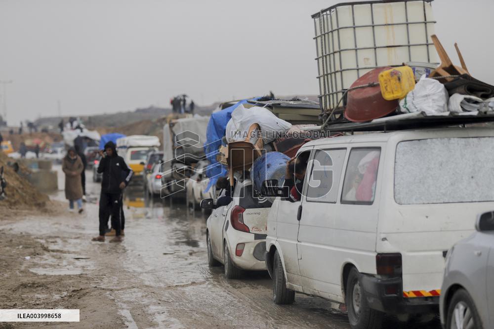 Displaced Palestinians Cross the Netzarim Corridor - Gaza